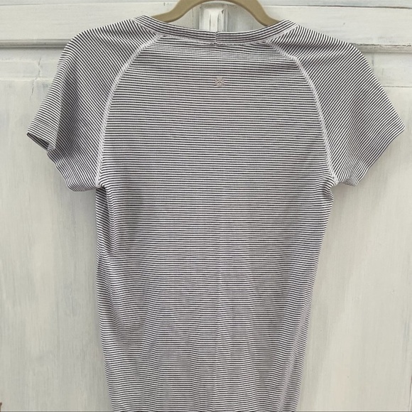 Lululemon Swiftly Tech Short Sleeve Shirt White Black Stripe 12 - Picture 3 of 5